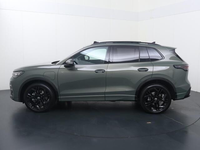 Volkswagen TIGUAN 1.5 eHybrid R-Line Edition | 272 PK | SoH 100% | Trekhaak wegklapbaar | Adaptive Cruise Control | 360 graden camera | Volleder | Panoramadak | Head-up Display | Matrix LED | Keyless Entry | Dodehoek detectie | Elektrische achterklep | Draadloze telefoonlader | Stoelmassage & -ventilatie | Stuur- & Stoelverwarming | Apple Carplay / Android Auto |