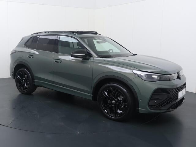 Volkswagen TIGUAN 1.5 eHybrid R-Line Edition | 272 PK | SoH 100% | Trekhaak wegklapbaar | Adaptive Cruise Control | 360 graden camera | Volleder | Panoramadak | Head-up Display | Matrix LED | Keyless Entry | Dodehoek detectie | Elektrische achterklep | Draadloze telefoonlader | Stoelmassage & -ventilatie | Stuur- & Stoelverwarming | Apple Carplay / Android Auto |