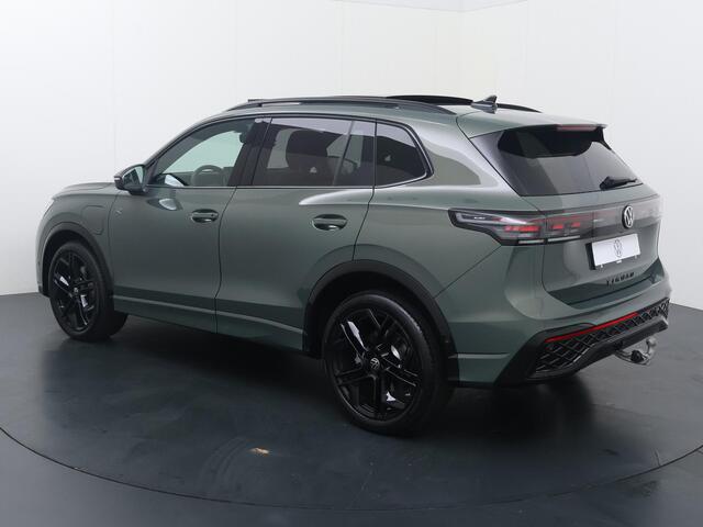 Volkswagen TIGUAN 1.5 eHybrid R-Line Edition | 272 PK | SoH 100% | Trekhaak wegklapbaar | Adaptive Cruise Control | 360 graden camera | Volleder | Panoramadak | Head-up Display | Matrix LED | Keyless Entry | Dodehoek detectie | Elektrische achterklep | Draadloze telefoonlader | Stoelmassage & -ventilatie | Stuur- & Stoelverwarming | Apple Carplay / Android Auto |