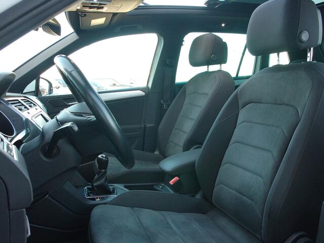 Volkswagen TIGUAN 1.4 TSI R-Line, Trekhaak / Elektr. Schuifdak / Full LED / Carplay + Android Auto / 19' LMV