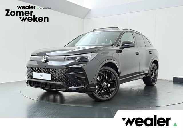 Volkswagen TIGUAN 1.5 eHybrid R-Line Edition | 272 PK | SoH 100% | Trekhaak wegklapbaar | Adaptive Cruise Control | 360 graden camera | Panoramadak | Head-up Display | Matrix LED | Keyless Entry | Climate control | Dodehoek detectie | Elektrische achterklep | Draadloze telefoonlader | Navigatiesysteem | Stoelmassage | Stuur- & Stoelverwarming | Apple Carplay / Android Auto |