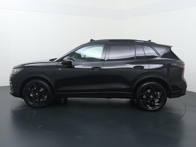 Volkswagen TIGUAN 1.5 eHybrid R-Line Edition | 272 PK | SoH 100% | Trekhaak wegklapbaar | Adaptive Cruise Control | 360 graden camera | Panoramadak | Head-up Display | Matrix LED | Keyless Entry | Climate control | Dodehoek detectie | Elektrische achterklep | Draadloze telefoonlader | Navigatiesysteem | Stoelmassage | Stuur- & Stoelverwarming | Apple Carplay / Android Auto |