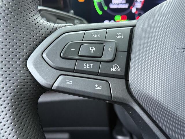 Volkswagen TIGUAN 1.5 eHybrid R-Line Edition | 272 PK | SoH 100% | Trekhaak wegklapbaar | Adaptive Cruise Control | 360 graden camera | Panoramadak | Head-up Display | Matrix LED | Keyless Entry | Climate control | Dodehoek detectie | Elektrische achterklep | Draadloze telefoonlader | Navigatiesysteem | Stoelmassage | Stuur- & Stoelverwarming | Apple Carplay / Android Auto |