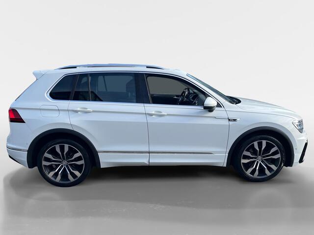 Volkswagen TIGUAN 2.0 TSi DSG-aut. 4Motion Highline R-Line NL Auto | 11-2017 | Pano dak | Trekhaak | 20" | Stoelverwarming | Etc.