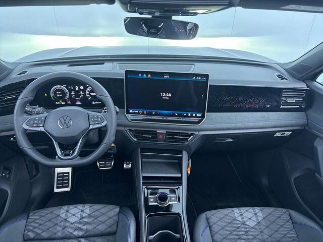Volkswagen TIGUAN 1.5 eHybrid R-Line Edition 204 pk Automaat (DSG) | Verlengde garantie | Navigatie | Panoromadak | Trekhaak (wegklapbaar) | Parkeersensoren (Park assist) | Rondomzicht camera | Stoelverwarming | R-Line |