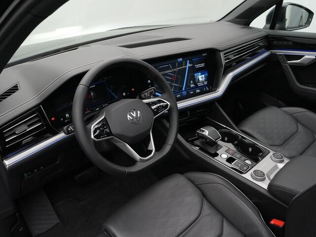 Volkswagen TOUAREG 3.0 TSi eHybrid 340 pk Tiptronic 4MOTION Elegance | Panoramdak | Trekhaak | Leder 'Savona' | Comfortstoelen incl. stoelventilatie/massage | Servosluiting portieren | Head-up display