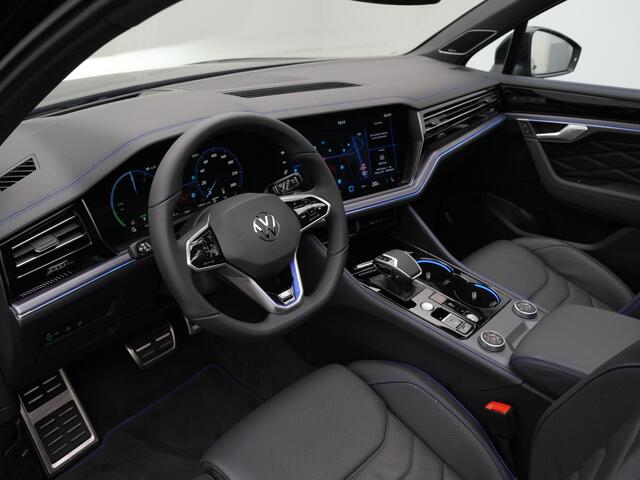 Volkswagen TOUAREG 3.0 TSi 462 pk tiptronic eHybrid 4MOTION | Panoramadak | Trekhaak | Puglia Leder | Nachtzicht | Head-Up Display | Geheugenstoelen | Dynaudio