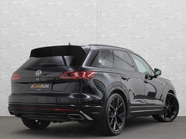 Volkswagen TOUAREG R 3.0 TSI 462PK E-Hybrid | Luchtvering | Puglia Leder | Panorama | ACC | Trekhaak | 22'' | Stoelventilatie | Nachtzicht | Head-Up | Standkachel | Ergo-Comfort | Sfeerverlichting | 4-Zone Clima | Stuurverwarming | Black-Optic | Dodehoek | Lane-Assist | Car