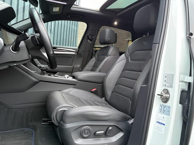 Volkswagen TOUAREG 3.0 TSi 4MOTION R | Luchtvering | Panodak | Trekhaak | Stoelkoeling | 360 Camera | Black Style | Prijs Rijklaar!!