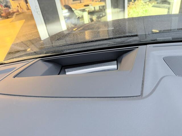 Volkswagen TOUAREG 3.0 TSI R-Line | Pano | Trekhaak | Head-up | Luchtvering