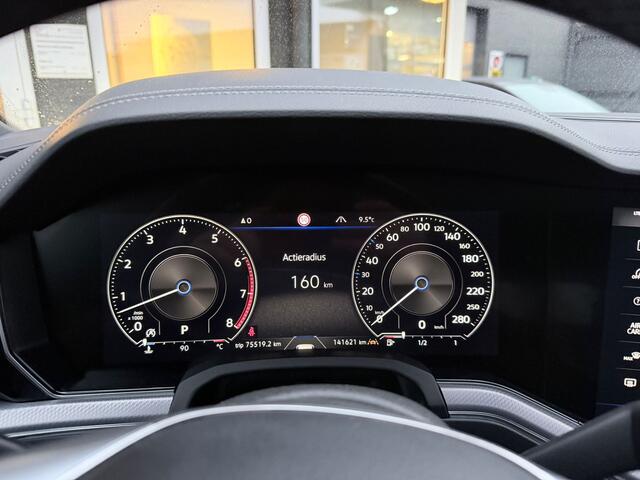 Volkswagen TOUAREG 3.0 TSI R-Line | Pano | Trekhaak | Head-up | Luchtvering