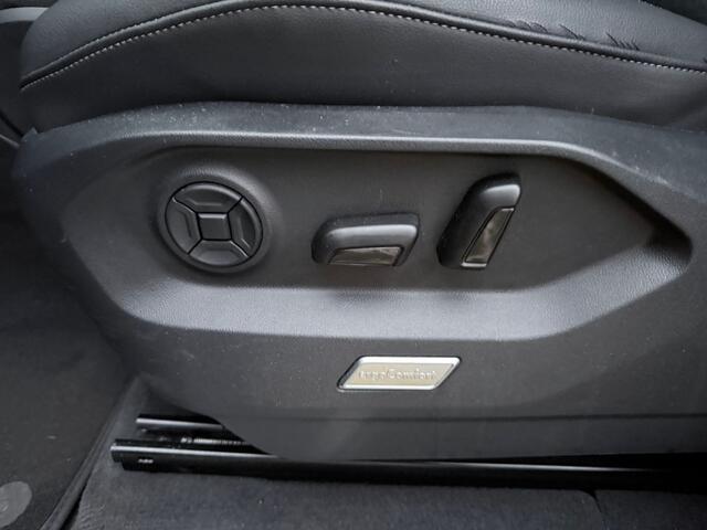 Volkswagen TOUAREG 3.0 TSI R-Line | Pano | Trekhaak | Head-up | Luchtvering