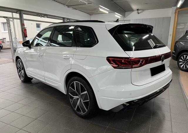 Volkswagen TOUAREG 3.0 TSi eHybrid 4MOTION R Grijs Kenteken ACC LUCHTVERING TREKHAAK COMFORTSTOELEN HEAD-UP DISPLAY Panoramadak