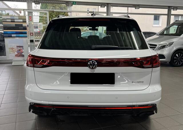 Volkswagen TOUAREG 3.0 TSi eHybrid 4MOTION R Grijs Kenteken ACC LUCHTVERING TREKHAAK COMFORTSTOELEN HEAD-UP DISPLAY Panoramadak