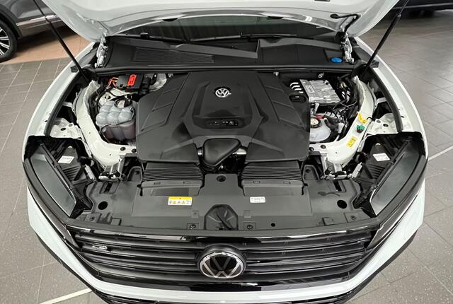 Volkswagen TOUAREG 3.0 TSi eHybrid 4MOTION R Grijs Kenteken ACC LUCHTVERING TREKHAAK COMFORTSTOELEN HEAD-UP DISPLAY Panoramadak