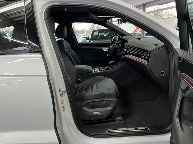 Volkswagen TOUAREG 3.0 TSi eHybrid 4MOTION R Grijs Kenteken ACC LUCHTVERING TREKHAAK COMFORTSTOELEN HEAD-UP DISPLAY Panoramadak