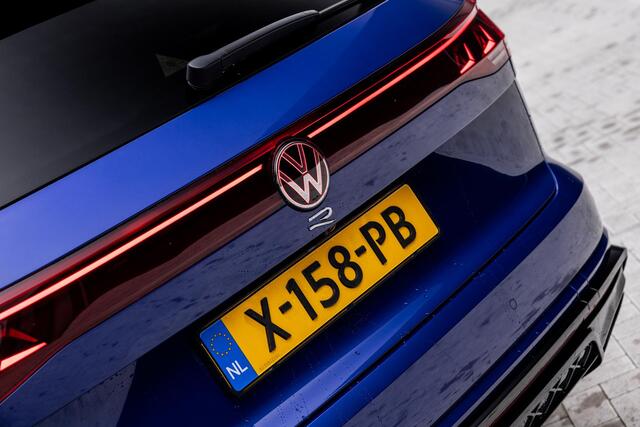 Volkswagen TOUAREG 3.0 TSi eHybrid 4MOTION R | Luchtvering | Panoramadak | Matrix Led IQ | Discover Pro Max | Comfort-Stoelen | Trekhaak | Stoelverwarming V + A | Nachtzicht-Assistent | Park Assist Pro | Connectivity-Pakket | Adaptieve Cruise Control |