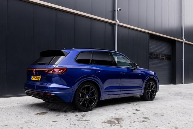 Volkswagen TOUAREG 3.0 TSi eHybrid 4MOTION R | Luchtvering | Panoramadak | Matrix Led IQ | Discover Pro Max | Comfort-Stoelen | Trekhaak | Stoelverwarming V + A | Nachtzicht-Assistent | Park Assist Pro | Connectivity-Pakket | Adaptieve Cruise Control |