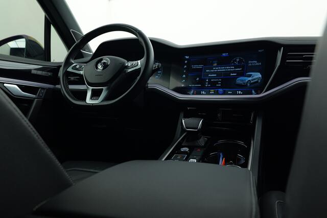 Volkswagen TOUAREG 3.0 TSI R-Line | Pano | Trekhaak | Head-up | Luchtvering