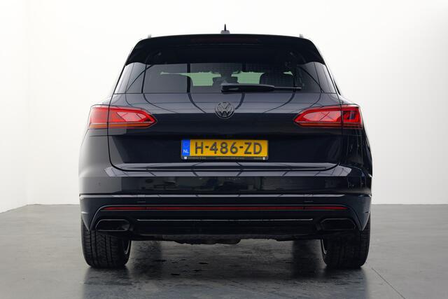 Volkswagen TOUAREG 3.0 TSI R-Line | Pano | Trekhaak | Head-up | Luchtvering