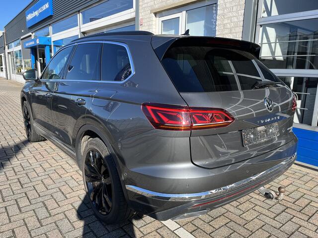 Volkswagen TOUAREG 3.0 TSi eHybrid 4MOTION Elegance / AUTOMAAT/ 381PK/ PANO/ TREKHAAK/ LUCHTVERING/ LEER/ MEMORY SEAT/ STOELVERWARM. V&A/ APP-CONNECT/ NAVI/ HEAD-UP DISPLAY