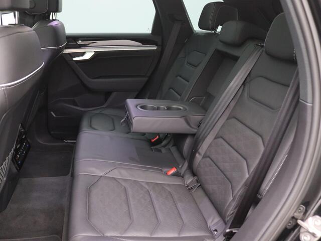 Volkswagen TOUAREG 3.0 TSi eHybrid 4MOTION Elegance 367PK Aut. Pano-Schuifdak, Trekhaak, Keyless, Elektr. Achterklep, 21" LM Velgen, Navi, Luchtvering, Memorystoel, Stoelverwarming, Achteruitrijcamera