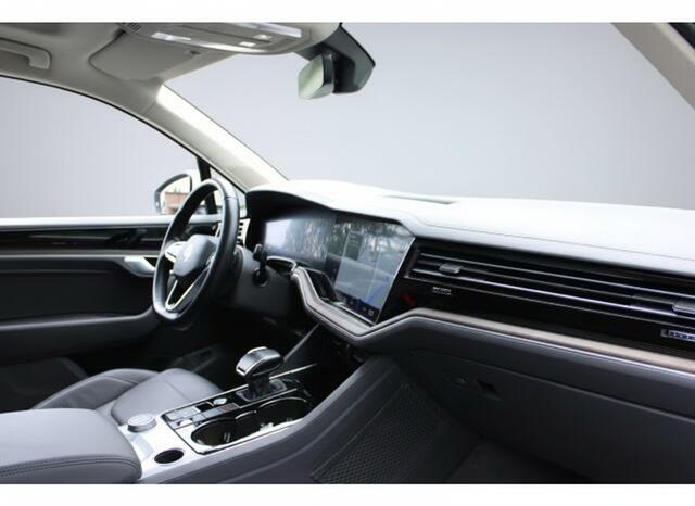 Volkswagen TOUAREG 3.0 TSi eHybrid ATMOSPHERE 4MOTION TREKHAAK/HEAD-UP/PANORAMADAK