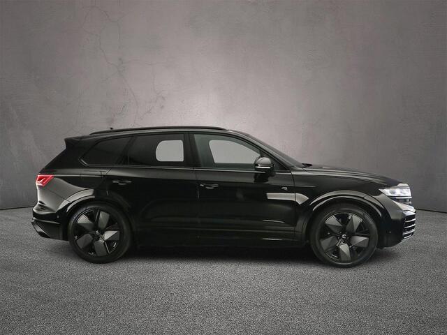 Volkswagen TOUAREG R Edition 3.0 TSI eHybrid 462pk Tiptronic Trekhaak, DYN audio, Luchtvering, Lederen bekleding, 360 camera, Achteruitrijcamera, Adaptive cruise control