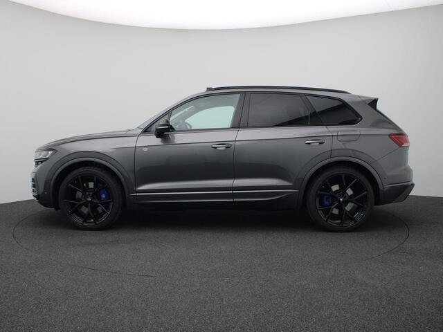 Volkswagen TOUAREG 3.0 TSi eHybrid 4MOTION R Edition 462PK Aut. matrix led, trekhaak, panoramadak, 360gr. camera, leder, luchtvering, keyless, stuur-stoelverwarming, Dynaudio, head-up display, 22" lichtmetaal