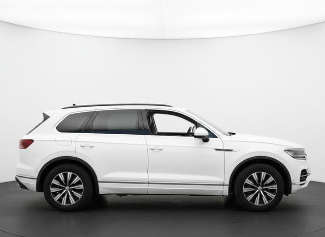 Volkswagen TOUAREG 3.0 TSi eHybrid ATMOSPHERE 4MOTION TREKHAAK/HEAD-UP/PANORAMADAK