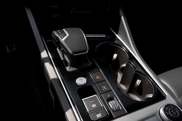 Volkswagen TOUAREG 3.0 TSi 4MOTION R | Panorama| Dynaudio | 360 Camera | Nachtzicht | Trekhaak | HUD