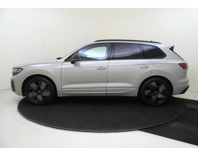 Volkswagen TOUAREG 3.0 TSi eHybrid 4MOTION R Edition | SoH 96% | Panoramadak | Luchtvering | DYNAUDIO | Black style | Leder pakket 'Puglia' | Head-up display | 360 camera | 4-zone airco |