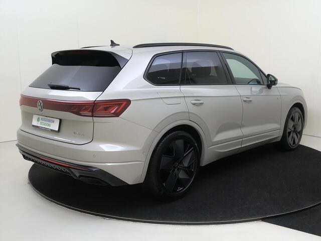 Volkswagen TOUAREG 3.0 TSi eHybrid 4MOTION R Edition | SoH 96% | Panoramadak | Luchtvering | DYNAUDIO | Black style | Leder pakket 'Puglia' | Head-up display | 360 camera | 4-zone airco |