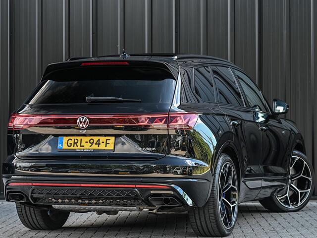 Volkswagen TOUAREG 3.0 TSi eHybrid 4MOTION R | 462PK | Panoramadak | Night Vision | Massage + Ventilatie | HUD | Dynaudio | Luchtvering | Adaptive Cruise | Ambiance Interieur | Keyless Entry | Stoelverwarming V+A | Stuurverwarming |