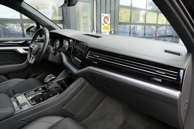 Volkswagen TOUAREG 3.0 TSI R-Line 340 PK | Pano | Luchtvering | Trekhaak | Carplay | Leder | Memory | 21''