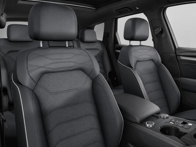 Volkswagen TOUAREG 3.0 TSi eHybrid 4MOTION Elegance 381PK Aut. Panoramadak, Trekhaak, Head-Up Display, Dynaudio, Luchtvering, 21" LM Velgen, Servosluiting, Nachtzicht camera, Elektr. Achterklep