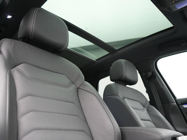 Volkswagen TOUAREG 3.0 TSi eHybrid 4MOTION PHEV 381pk Dealer O.H | Luchtvering | Trekhaak Af Fabriek | Panodak | Adaptive Cruise | Matrix LED | Lederen Sportstoelen Memory & Verwarmd | Keyless | Apple Carplay | Virtual | Navigatie | DAB | 21"L.M | Plug In Hybrid |