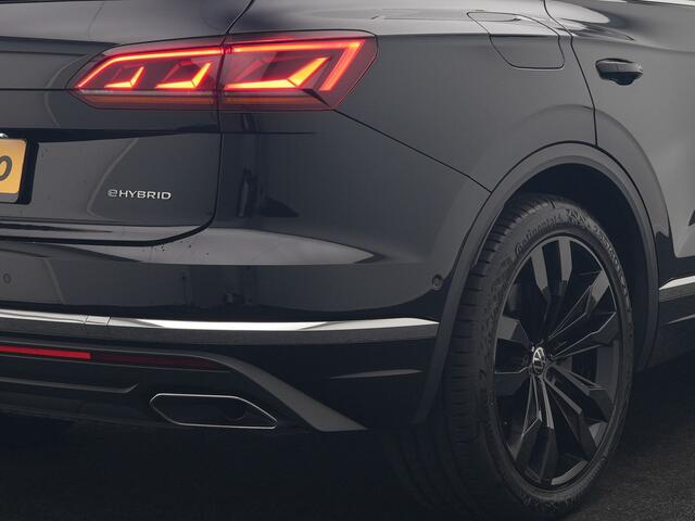 Volkswagen TOUAREG 3.0 TSi eHybrid 4MOTION PHEV 381pk Dealer O.H | Luchtvering | Trekhaak Af Fabriek | Panodak | Adaptive Cruise | Matrix LED | Lederen Sportstoelen Memory & Verwarmd | Keyless | Apple Carplay | Virtual | Navigatie | DAB | 21"L.M | Plug In Hybrid |