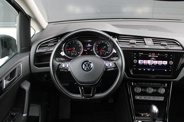 Volkswagen TOURAN 1.5 TSI Highline 7p - ACC - Navi - Blind Spot - Trekhaak - LED - Alcantara - Rijklaar