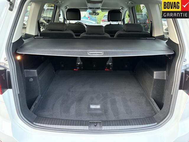 Volkswagen TOURAN 1.5 TSI Highline Business R 110kw R-Line ( Navigatie, Trekhaak, Blind spot, PDC, 18 inch lichtmetaal ) RIJKLAARPRIJS!