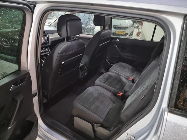 Volkswagen TOURAN 1.4 TSI Connected Series Pdc | Lmv | Panoramadak | Trekhaak | Keyless