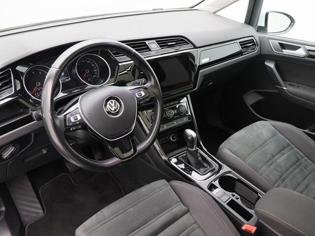 Volkswagen TOURAN 1.8 TSi 180 Pk Automaat R-Line 7-Persoons | Trekhaak | Panorama Dak | Camera | Sensoren | Adaptive Cruise| LED | Carplay | Elektrische Achterklep | 18 Inch | 88.341 Km!!