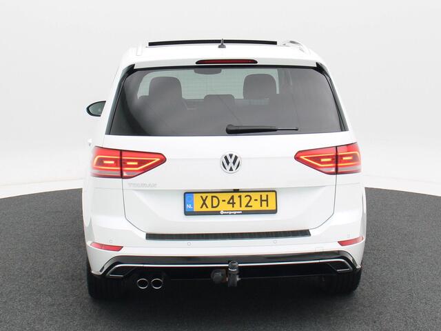 Volkswagen TOURAN 1.8 TSi 180 Pk Automaat R-Line 7-Persoons | Trekhaak | Panorama Dak | Camera | Sensoren | Adaptive Cruise| LED | Carplay | Elektrische Achterklep | 18 Inch | 88.341 Km!!