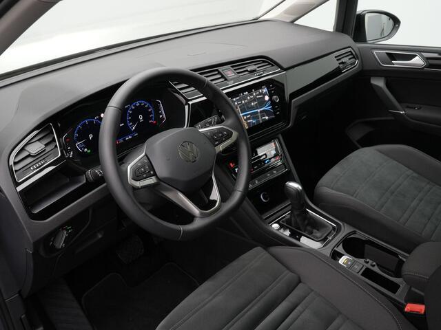 Volkswagen TOURAN 7 pers. 1.5 TSI 150 pk DSG Highline | 7-persoons | Panoramadak | Trekhaak | Stoelverwarming | Sportonderstel | Side Assist | Black Style