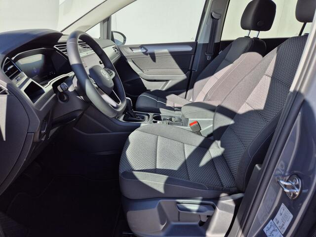 Volkswagen TOURAN 1.5 TSI Comfort Business 7 Persoons! Automaat / Keyless Entry / Adaptieve Cruise Control / Apple Carplay & Android Auto / Stoelverwarming / Achteruitrijcamera / Elektrische Achterklep / Climate control / Lichtmetalen Velgen / Parkeersensoren Voor + Achter