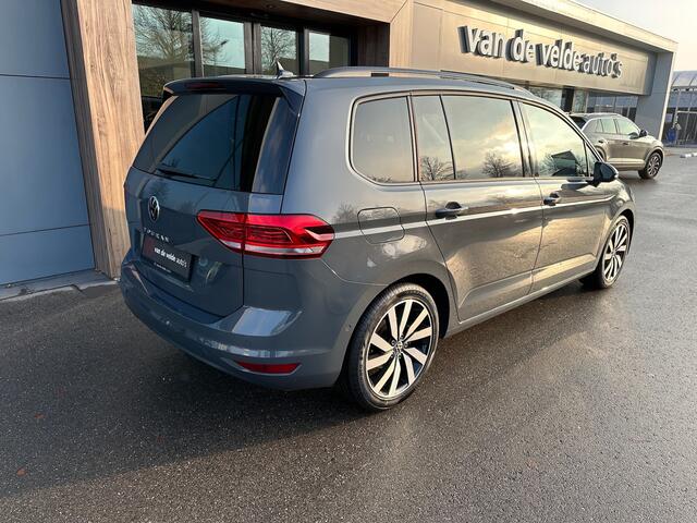 Volkswagen TOURAN 1.5 TSI Highline 7-peroons | Trekhaak | Standkachel | Panoramadak | Keyless | Dode hoek | Rijklaar incl. garantie