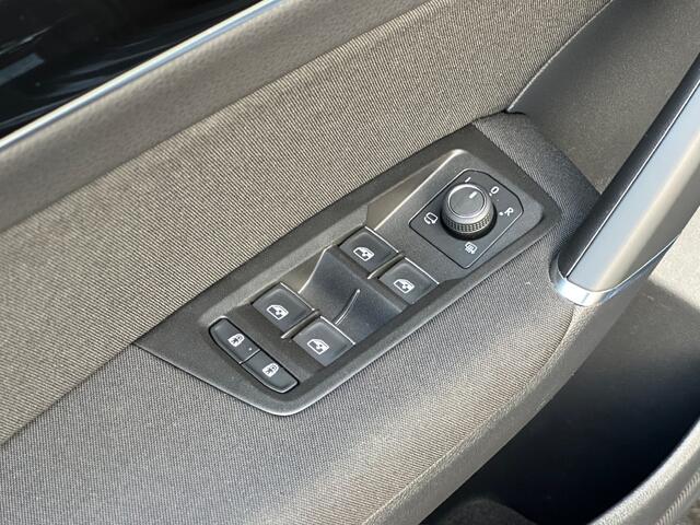 Volkswagen TOURAN 1.5 TSI Highline 7-peroons | Trekhaak | Standkachel | Panoramadak | Keyless | Dode hoek | Rijklaar incl. garantie