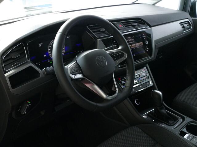 Volkswagen TOURAN 1.5 TSI 150PK 7P CARPLAY NAVI CAMERA LED ELEK.KLEP VIR.COCKPIT DODE.HOEK DET. STOELVERW KEYLESS 7P 7PERS 11/2024 "Volkswagen rijden begint bij Topautos.nl - 75 topmodellen direct op voorraad!"