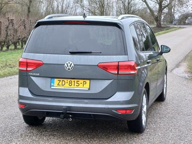 Volkswagen TOURAN Highline / 7 Persoons / Trekhaak/ Camera / Carplay