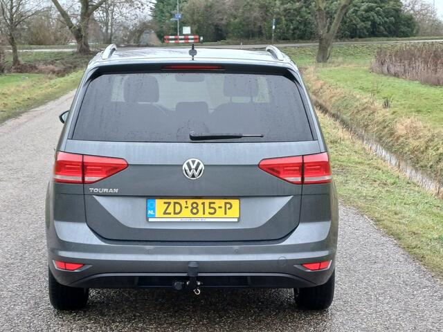 Volkswagen TOURAN Highline / 7 Persoons / Trekhaak/ Camera / Carplay